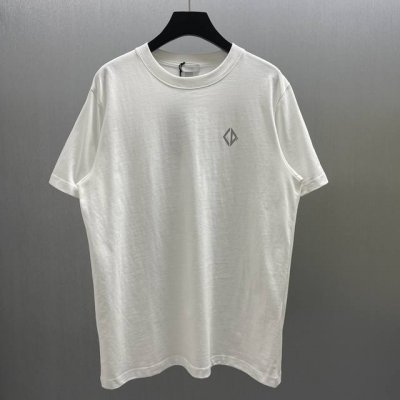 Cd 背面饰以反光 Dior 短T Size: S-Xl 这款Cd Diamond T 恤是二零二五秋季男装系列新品，焕新演绎衣橱经典单品。采用棉质平纹针织面料
