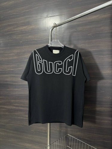 款号：He217 Gucci-古驰25新款胸前大字母Logo绣花圆领短袖 面料采用280克双股双纱纯棉面料，手感舒适柔软，上身舒适透气，领口采用同缸同色罗纹，不