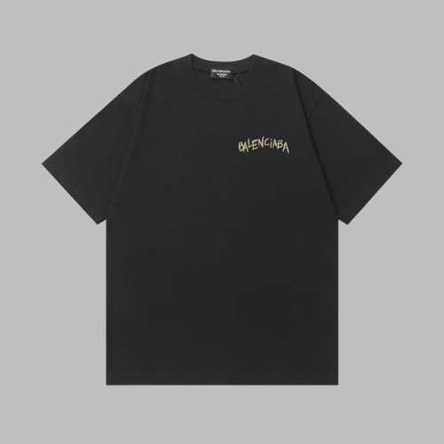 街头焦点 非你莫属 金色 Balenciaga 字样如光芒闪耀 搭配醒目红色棒球帽图案 碰撞出强烈视觉冲击 个性泼墨点缀 似艺术狂想的挥洒 每一处细节都诉说着不