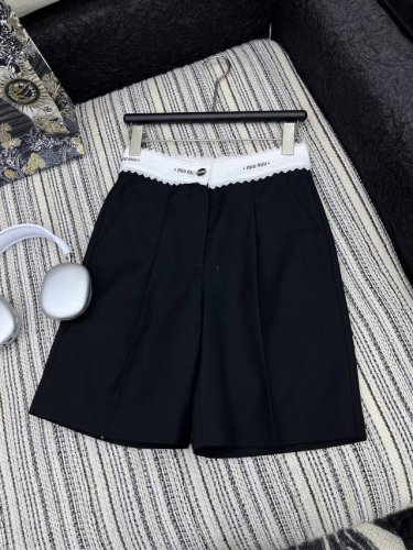 爆款现货 原单品质 Miu Mi*｜时髦精们衣橱必备的一条百慕大中裤 经典撞色花边织带心机腰头 简洁而又不失时尚感 高腰设计不仅显瘦，还能拉长腿部线条，让身姿更