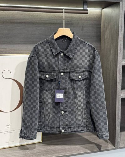 Louis Vuitton 路易 威登 25Ss 棋盘格水洗渐变牛仔外套 这款Lv牛仔外套，面料采用定制棋盘牛仔提花色织面料，经过定型机超位平幅定型，才产出这成