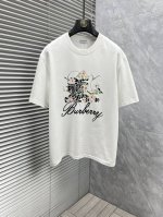 巴宝‘’2025Ss春夏最新款短袖T恤出货啦！！ 2025新款T恤 高版本专用面料 高克重 260G 纯棉面料 上身舒适不失挺阔 针脚刺绣工艺、数字印花、植绒工