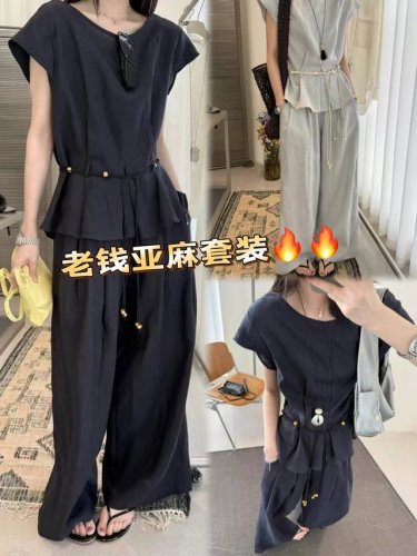 套装 欧欧收腰上衣+阔腿长裤亚麻套装 轻盈亚麻套装，自然优雅 飞袖荷叶下摆设计，轻松营造随性层次感。简约细腰带勾勒腰线，宽松裤型尽显大气风范 透气亲肤 夏日清凉