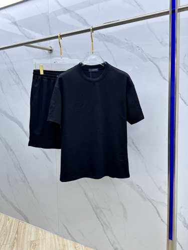 lv*路易威登 春夏套装版型M-Xxxl 最新最顶级平纹黑色贴标刺绣套装，定制面料 顶级品质在售，一站式制作工艺，采用进口高端订制进口丝线手感一流！上身挺拔有型