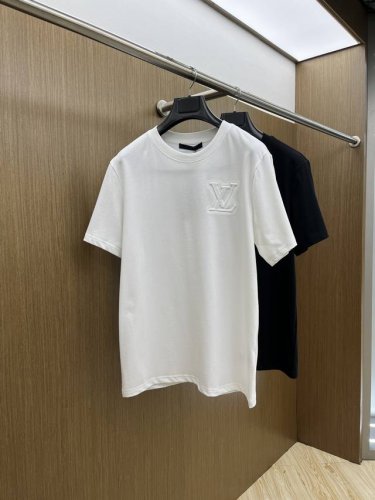 新款 Lv Ss春夏新款首发专柜最新款短袖圆领T恤 高端订制 设计前卫时尚！品牌Logo重工艺设计 高端定制240克面料.手感柔软.穿着舒适.专柜级别精致车线.