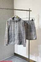 M202 Lv 一套出售 不拆卖 重磅推荐 春夏季新品全身印花连帽长袖 十足腔调 上身非常的赞 超有型 绝对是吸引回头率的利器 时尚潮流 采用进口面料 舒适度好