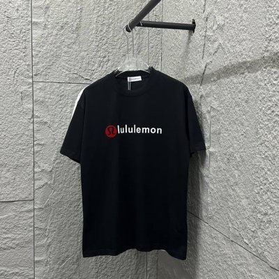 Lulu*Lemon*露露 2025春夏新款短袖T恤 经典字母 立体 植绒工艺 定制双纱平纹纯棉300面料 男女同款 颜色：黑色 白色 尺码： S 90-130