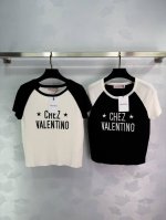 Valentin*2025春夏最新系列 撞色差肩袖字母刺绣针织短袖 Yb定制面料 插件拼接撞色设计 胸口极简的字母点缀 溜肩设计 2色3码Sml T226B