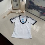 2025新款三叶草女款短袖 这件阿迪达斯V领T恤，以简洁笔触勾勒时尚轮廓。纯净面料，搭配经典黑色领口与袖口饰边，利落V领设计巧妙修饰颈部线条，尽显优雅气质。肩部