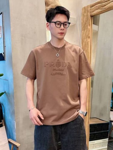 Jf58093 普拉达 短袖系列 季度 2025春夏 颜色 黑色 白色 咖啡色 尺码: M-5Xl 版型 微阔版型 克重 160克重 成份 80支长绒面料 面料