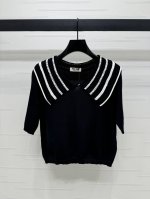 P220上新原单高端品Miumi* 2025春夏最新系列！学院风针织短袖！定制进口针织材质 舒适细腻 质感十足 利用条纹撞色拼接装饰在领口处 打造学院风格 轻松