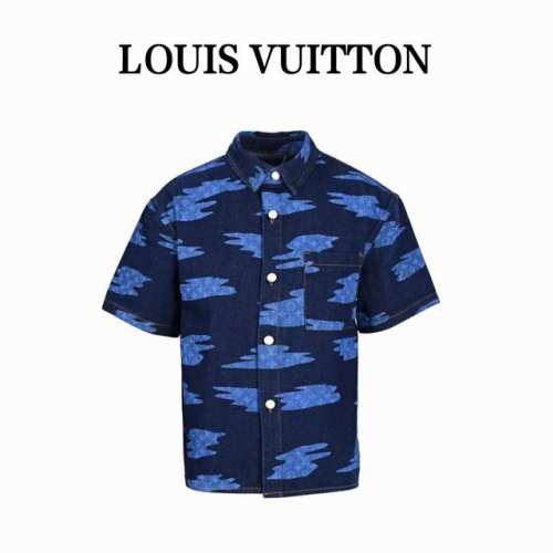louisvuittonlv 蓝迷彩牛仔短袖衬衫 采用480G水洗深蓝色牛仔布制成，全身迷彩有1Vblason图案，采用精致的特殊工艺处理，流行色彩从浅绿色渐变