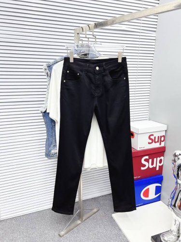lv 男士丹宁牛仔裤，官宣画册海报穿搭款！ 客供高级进口的丹宁原色面料，特选日本冈山纯正13Oz 盎司牛仔布料，重磅环保植物酵素水洗工艺，肌理有着淡淡的复古色彩