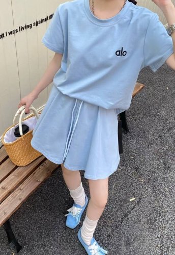 上新 一套 新款重工刺绣Logo奶蓝色短袖短裤套装 好看惨了奶蓝色好甜好显白～ 简单出门不费力穿搭～Chao显身材 Alo重工绣花图案 立体又好看 短裤内里有衬