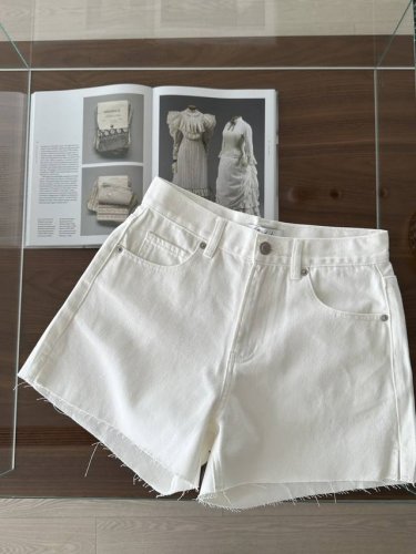 ys｜2025 春夏新款 夏天一定要有牛仔短裤 100% 全棉 两轮酵洗 有点Vintage感觉的水洗黄绿色 搭配小开叉和毛边设计 非常俏皮可爱又很显白 给人耳