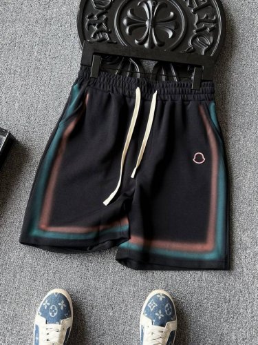 专柜顶级新品！ 人气爆款！Moncler 蒙口专柜新品彩虹条扎染长绒棉短裤！恒隆在售万元级，款号：9997 蒙口家今年最新新疆长绒棉面料！整条摸起来柔软细腻，高