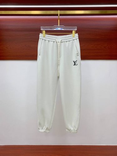 lv春夏25Ss休闲裤金典再次出现，原单订制高品质时尚休闲裤。超级百搭款。独家定制面料，挺阔有型，贴身舒适。原版定制专柜最新五金辅料。超靓版型、上身显腿修长，內