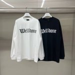 WE11DONE 哥特风印花 宽松圆领长袖T恤男女情侣款 面料：300g双纱精梳紧密赛络纺重磅纯棉 工艺：走线均是全身三线缝制，后领织带包边延伸到肩部加固，细节