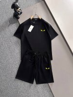 芬迪 Fendi 高端定制 2025春夏新款首发专柜最新款短袖短裤休闲套装 高端订制 设计前卫时尚！品牌Logo重工艺设计 高端定制纯棉面料.手感柔软.穿着舒适