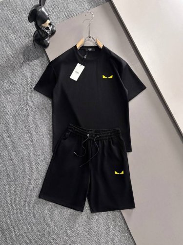 芬迪 Fendi 高端定制 2025春夏新款首发专柜最新款短袖短裤休闲套装 高端订制 设计前卫时尚！品牌Logo重工艺设计 高端定制纯棉面料.手感柔软.穿着舒适