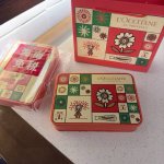 海南免税袋包装 高版本欧舒丹L‘Occitane护手霜五件套花朵限量款铁盒 欧舒丹今年新出的这款铁盒包装格外的高大上 保湿效果真的非常好，补水效果立竿见影！！保