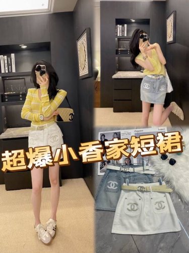 毫不费力的精致感 绝美小香风牛仔短裙，经典双C标志点缀其上，每一眼都是时尚态度的彰显。柔软牛仔面料，舒适又有型， 搭配简约腰带，勾勒纤细腰肢。无论是配温柔针织衫