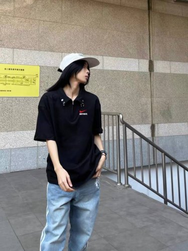 耐克Nike红标半拉链衬衫领口金属扣装饰重磅液氨太空棉面料情侣款短袖T恤衫 ~面料采用280克液氨太空棉 质量品质升级 立体有型 不变形 ~万针刺绣工艺 百洗如