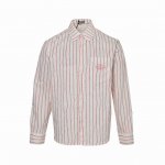 本地自取：380 dior/迪奥 25Ss 口袋刺绣条纹衬衫 25Ss新款衬衫兼具摩登风范与传统美感。采用白色棉府绸精心制作，饰以蓝色条纹图案，展示来自 Dio