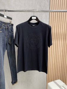 范思*Versace 25Ss春夏新款首发专柜最新款短袖圆领T恤 高端订制 设计前卫时尚 品牌Logo重工艺设计 高端定制240克面料.手感柔软.穿着舒适.专柜