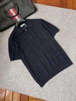 爱马 2025春夏新款 独家呈现 超级百搭极符合美学基调的一款短袖针织衫 最基础的款式以极简低调的奢华风格 在时尚界越简单的单品 越极易彰显出高级时髦感 触感柔