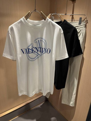 valenti*O华伦*奴～柜台款、2025春夏新款短袖T恤衫，胸前Logo压胶设计！简单时尚而年轻，百搭风格，上身感很年轻优雅！永远不会过时。各大柜台同步上市