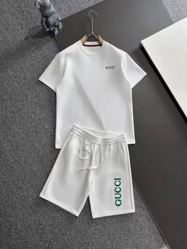 gucci古奇 2025春夏专柜新款休闲套装！高端推荐！定制欧棉材质 超柔软亲肤触感！胸前精致品牌Logo点缀 剪裁属于修身版型 绝对挺括帅气的合体型！从锁针可