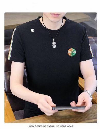 供 迪桑特冰丝无痕防晒抗菌 拼色中袖T恤 这款中T恤，以极简设计搭配高机能面料，诠释城市与户外兼顾的穿搭美学，采用轻量高性能合成纤维，触感柔软亲肤，具有良好的透