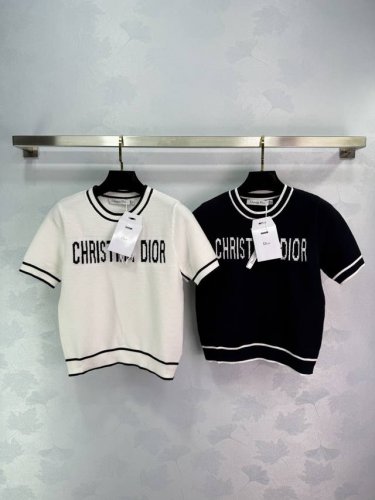 dio* 新款 二色短袖高级显瘦 Logo图案点缀修饰 上身顯瘦時尚 色碼 。T226B