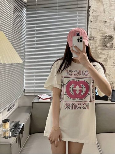 Gucci 23Ss 最新款粉色重影Logo短袖T恤 高品质出货！ 原版面料 官方同款！ 叠穿打底就很有博主范儿了 低调有品位 原版面料 240G高克重 双纱1