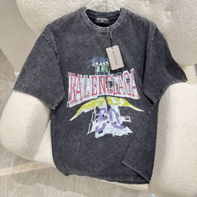 Balenciaga巴黎世家 25Ss夏季巴黎260克短T 白色背景 文字 Money To Buy Balenciaga 用粗体 多彩的画笔笔触书写 文字位于