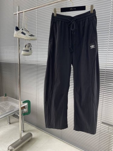 balenciag X Ad联名 三叶草梭织三条杠休闲运动裤 工艺说明：类似于风衣的梭织面料 运用超细缝盘针做高密缝盘工艺 双侧拉条平整 区别普通的做法 走线平