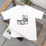 110 【款号：Zs43008】高版本 2024春夏新款Loewe罗意威刺绣字母Logo图案绣花休闲情侣宽松短袖T恤，独一无二的活性环保面料染色，32支双纱精梳