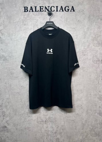 Balenciaga 巴黎世家顶级版本 官网品质 巴黎联名安德玛Under Armour前后面 左右袖印花短袖T恤 采用复古平纹针织面料，正面饰以Tbilisi