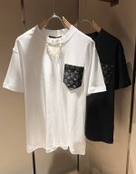louisvuitt*路易*登 2025春夏全新系列单品上线，非常时髦前卫的一款男女同款短袖T恤，标识Logo贴布口袋修饰！区别于以往的不同，宣示品牌传承多年的