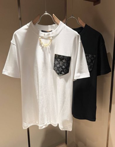 louisvuitt*路易*登 2025春夏全新系列单品上线，非常时髦前卫的一款男女同款短袖T恤，标识Logo贴布口袋修饰！区别于以往的不同，宣示品牌传承多年的