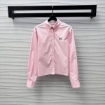 Miumi*2025新品上架 翻领短款衬衫 定制Yb进口斜纹棉材质 舒适挺括 胸前点缀标志性刺绣字母徽标 彰显品牌调性 轻松突出缪系学院风范格调 后背纽扣分割调