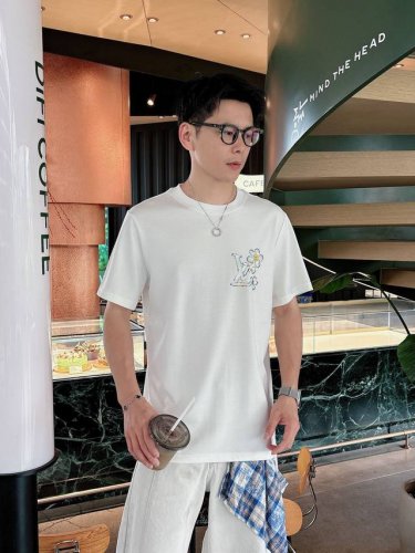 Louis Vuitton路易威登独家专供新款原单男士休闲短袖 高端定制 高版本 时尚百搭爆款进口面料 手感超柔软细腻 穿着亲肤舒适 高端精品 代工厂p精细做工