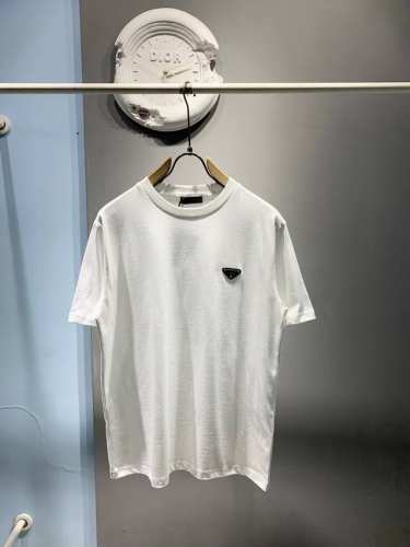 新款 Prada 普拉达，2025 Ss春夏新款 珐琅三角标圆领短袖T恤男女同款 本款T恤采用全棉平纹面料打造，再洗水定型，标志性的涂珐琅金属三角徽标点缀前幅，