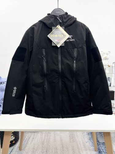 始祖鸟 三标齐全 冬季新款棉服加棉外套，秀场新品品相非常完美，舒适保暖，色泽饱满诱人，非常出彩的设计，轻松将时髦感进阶，做工极为考究严谨，走线工整细致！大牌设计
