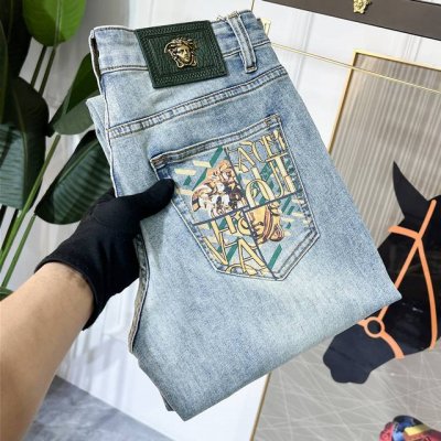 范迪哲- 2025Ss蛇年春夏牛仔裤。原单1:1制作，日常必备的完美之选，简单大气亦时尚有型，定制进口丹宁面料 ，重工洗水工艺，做工复杂工艺精湛。轻松迎合四季需