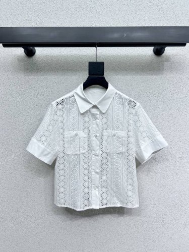 Ce*水溶花短袖上衣 经典又有型 各种都能完美驾驭 高级成衣做法 细节美到爆 精美又日常 轻松驾驭 质感棒棒哒 减龄 时髦休闲少女感 强推 高品质 尺码Sml