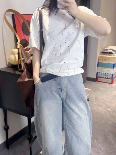 hazzys 哈吉斯银河满天星短袖T恤：穿出宇宙级潮流 今年“满天星”T恤火了，高级又时髦！ 当炎炎夏日邂逅银河星辉，一件会发光的T恤正在时尚圈掀起浪潮！ 全新