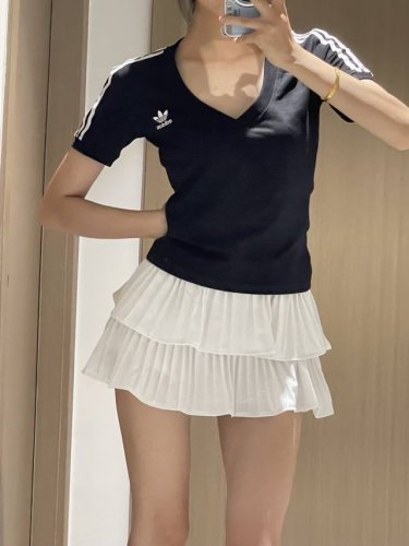 新款上新 Adidas 小V领女款短袖 最近韩国专柜都断货的一款真的超级好穿 V领真的好好看 上身真的很绝面料舒适透气最近韩代爆火的短袖一件难求！ 掐腰上衣永远