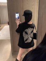 上新 Chro* Hearts 克罗心 25Ss珍珠烫钻十字花T恤 减龄少女单品 细节美到爆！ 精美又日常 轻松驾驭！ 质感棒棒哒 减龄时髦休闲少女感！ 颜色：